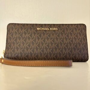 Michael Kors Signature Jet Set Ziparound Wallet Wristlet! EUC!